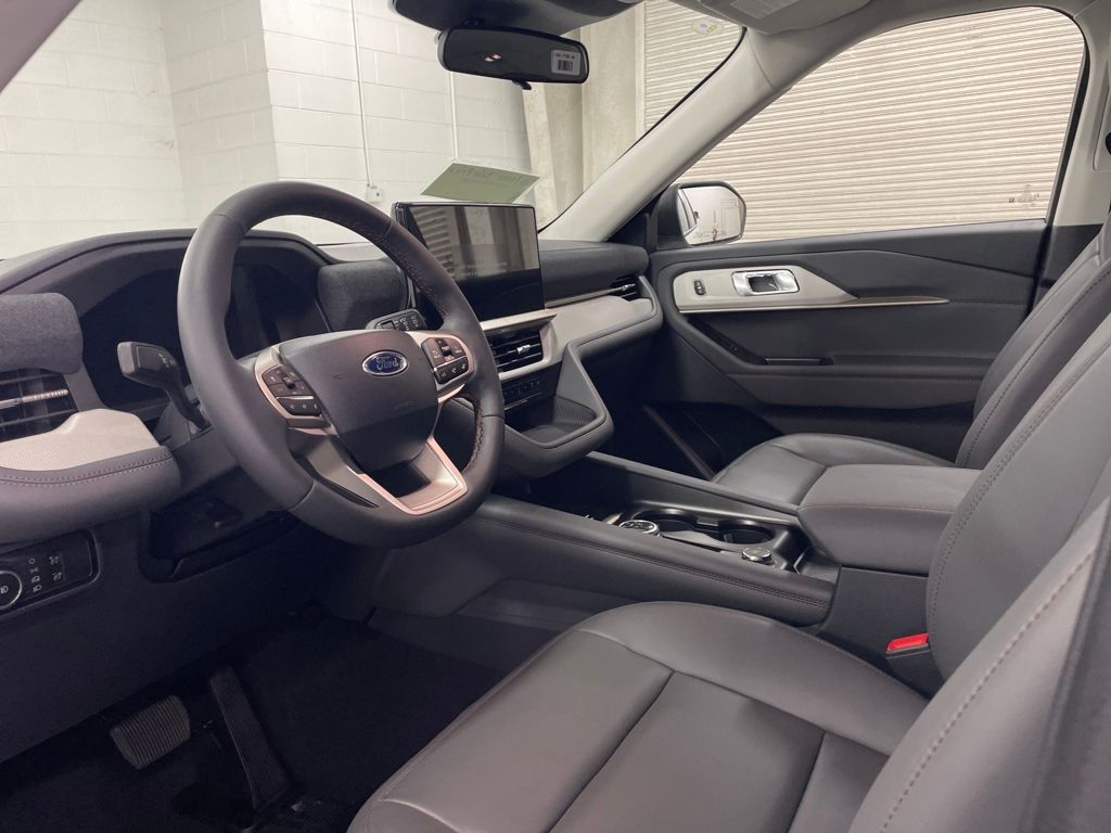 2025 Ford Explorer photo 3