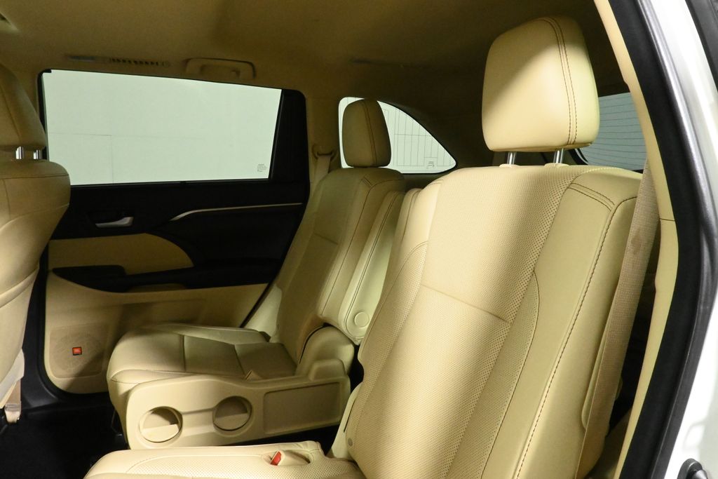 Thumbnail: 2016 Toyota Highlander - 4