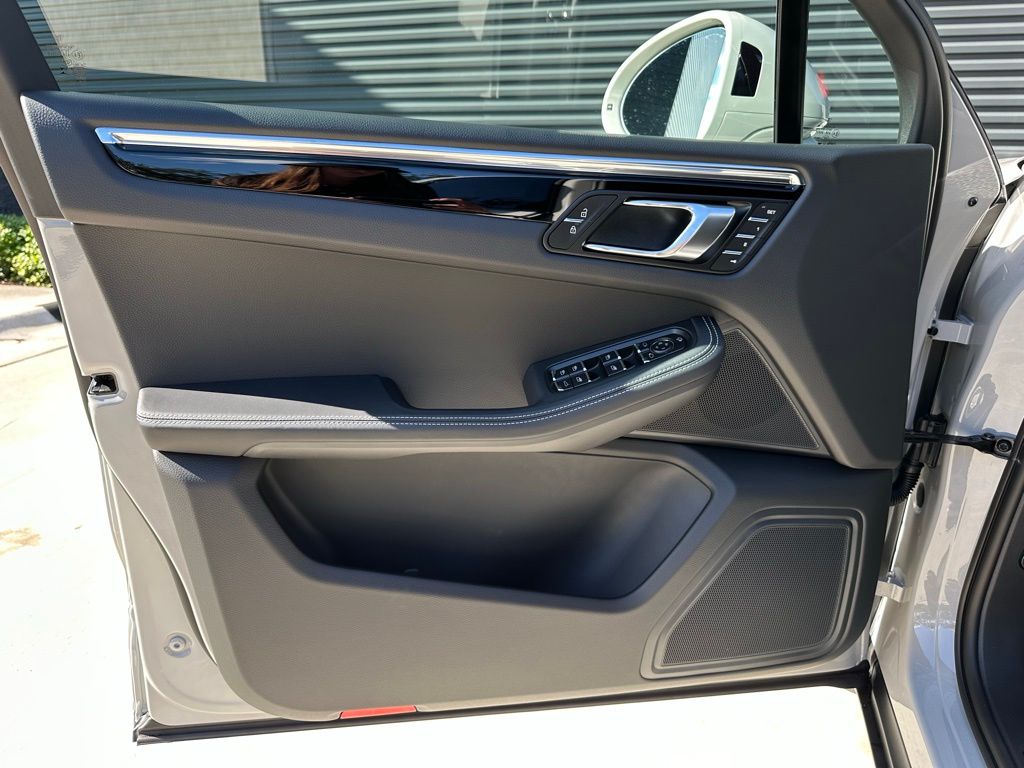 Thumbnail: 2026 Porsche Macan - 18
