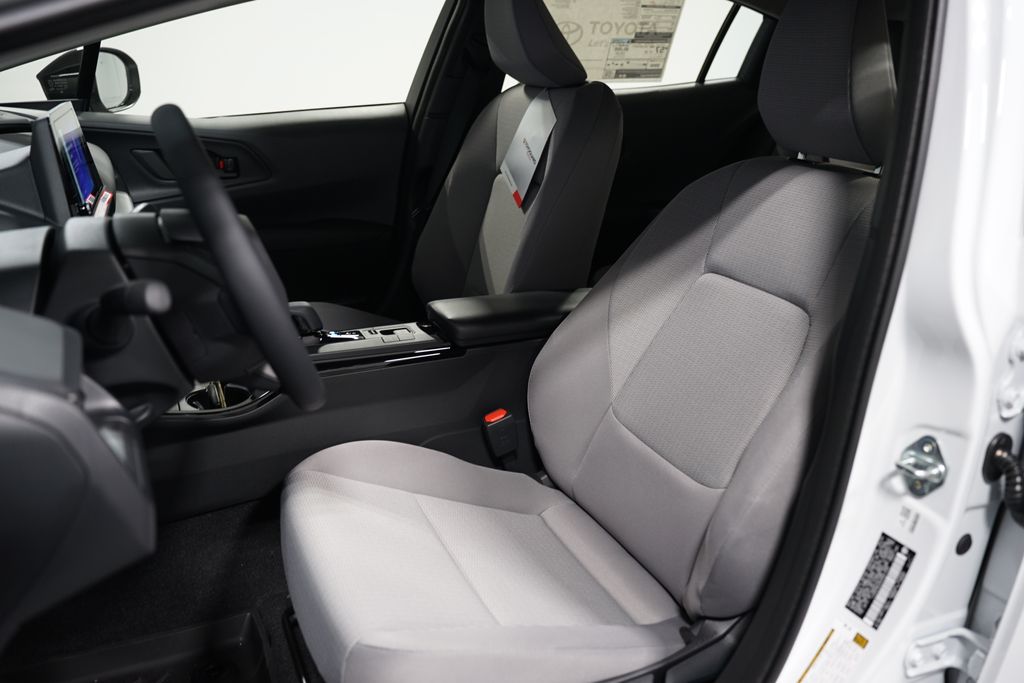 2025 Toyota Prius LE 25