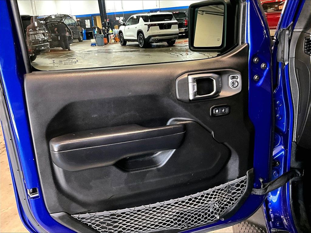 2019 Jeep Wrangler — photo 9