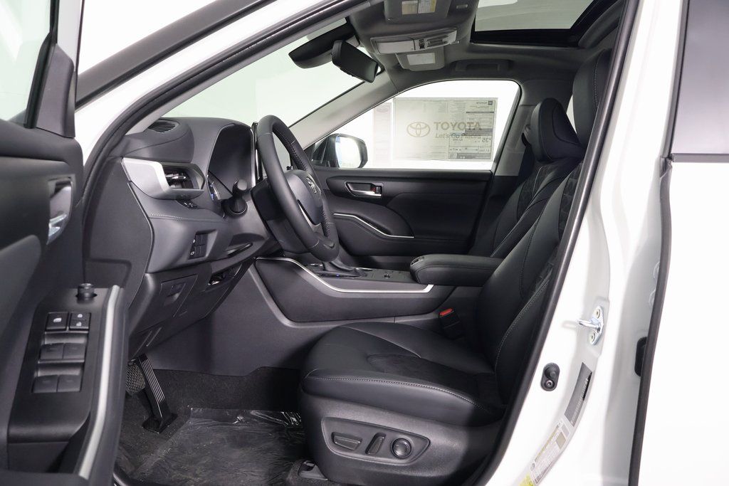 Thumbnail: 2025 Toyota Highlander - 5