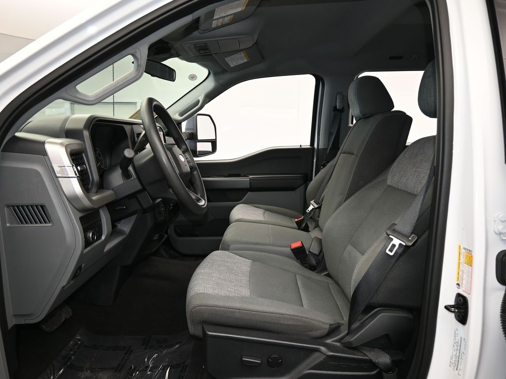 Used 2025 Oxford White Ford XLT image 11