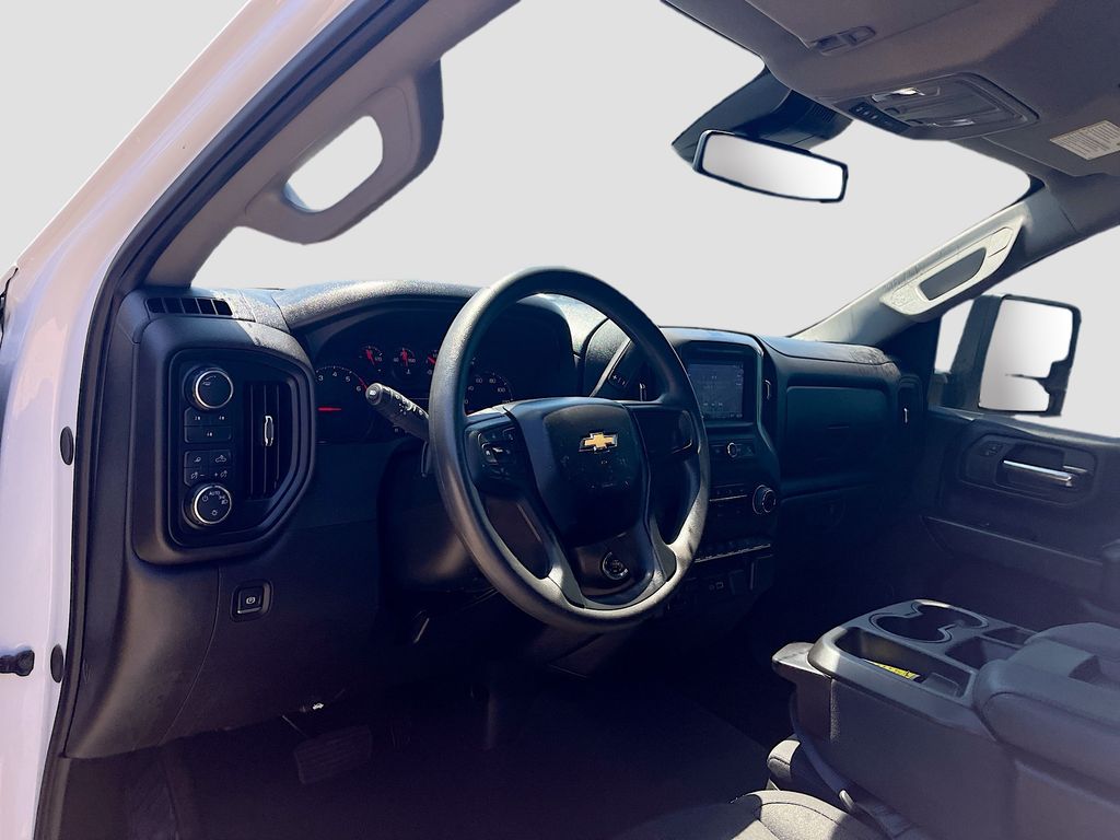 Used 2025 White Chevrolet Custom image 9