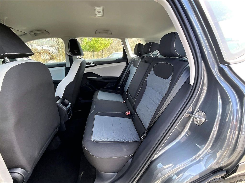 2025 Volkswagen Taos — photo 15