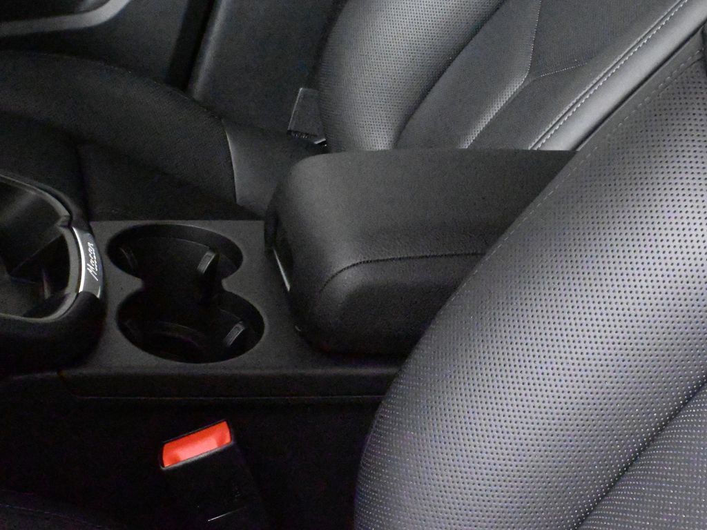 Thumbnail: 2025 Porsche Macan - 30