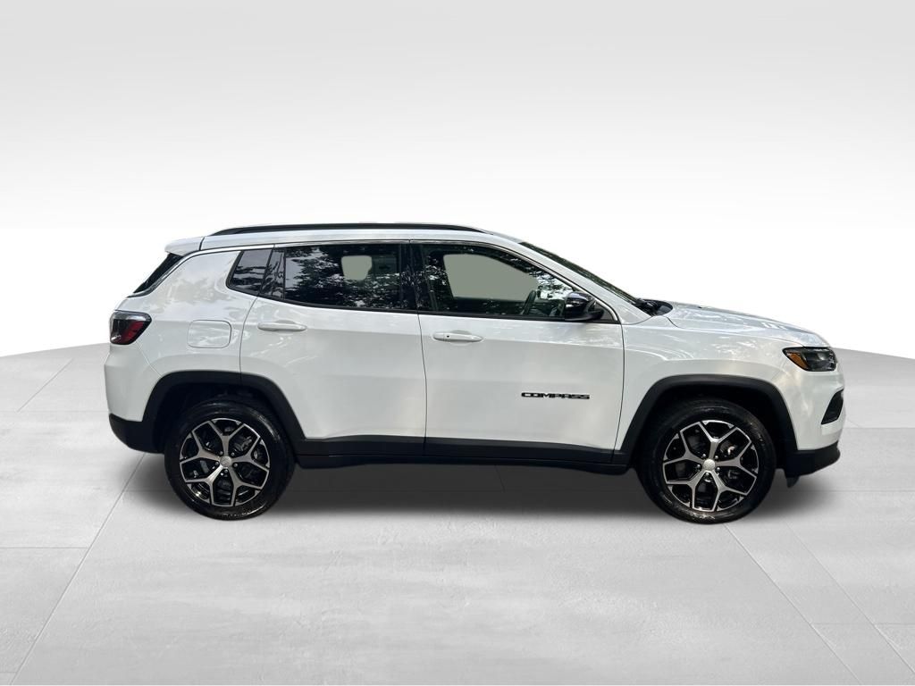 Used 2024 White Jeep Latitude image 7