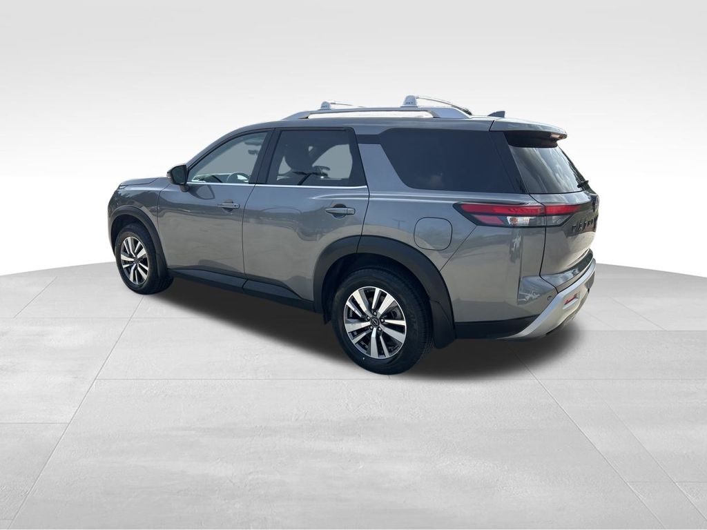 2023 Gun Metallic Nissan Pathfinder SL FWD SUV