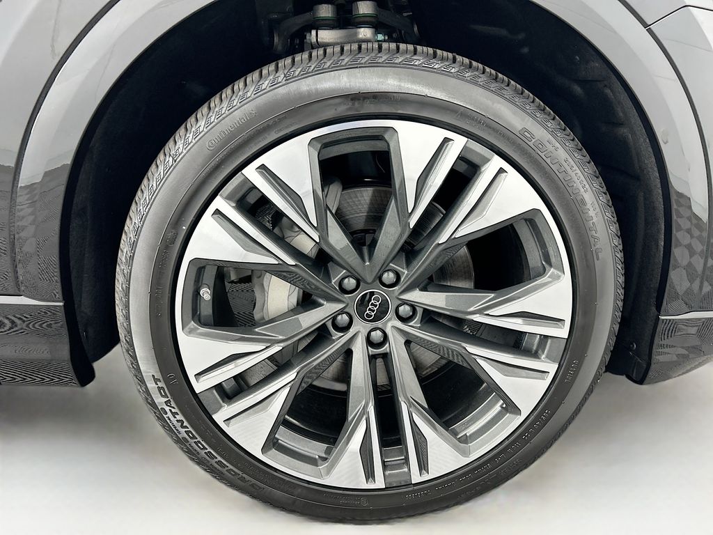 Thumbnail: 2026 Audi Q8 - 31