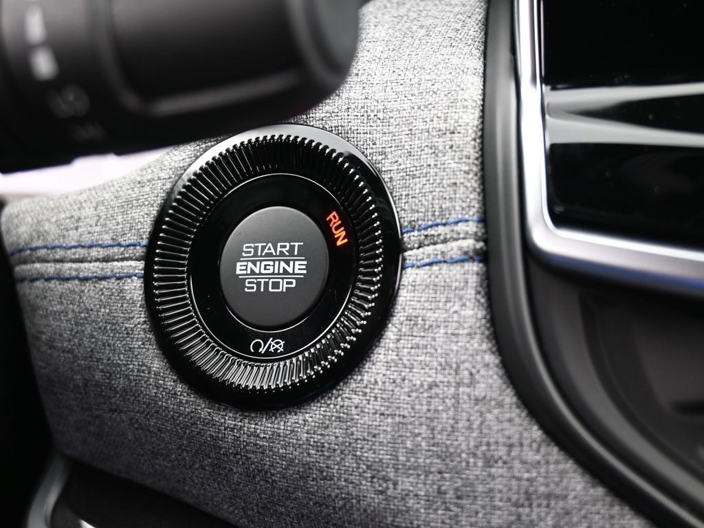 New 2026 Bright White Clearcoat Jeep Latitude image 22