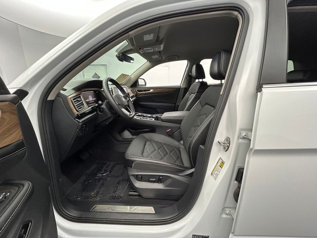 Used 2024 Pure White Volkswagen 2.0T SE w/Technology image 15