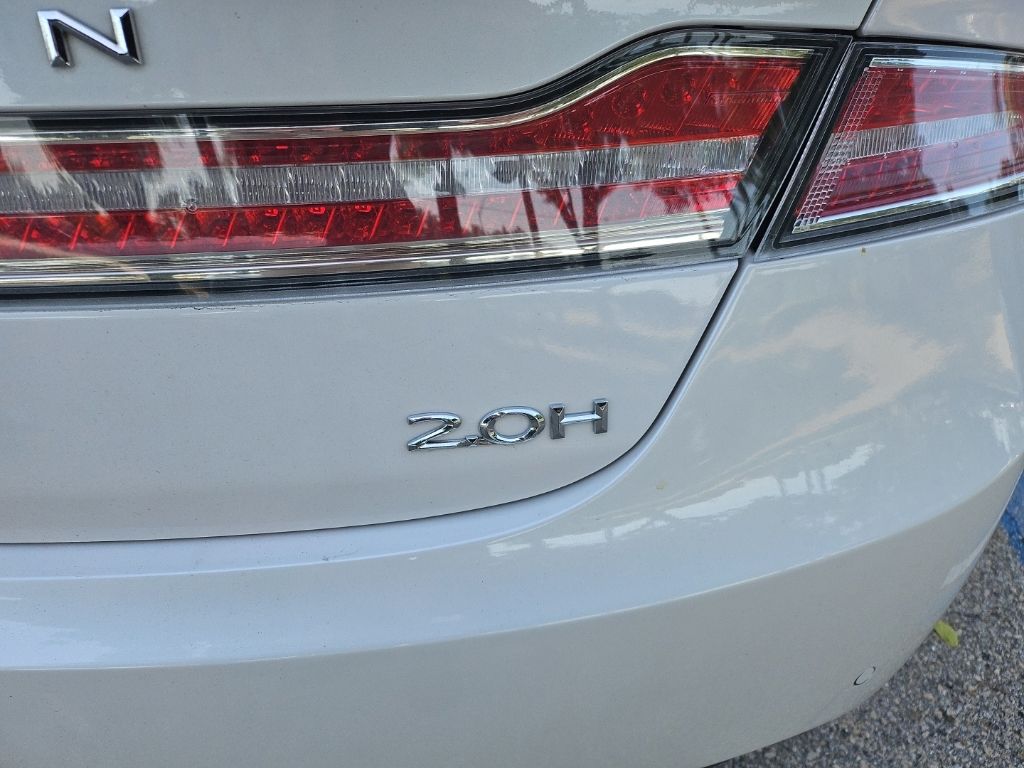 Used 2015 White Lincoln Base image 6