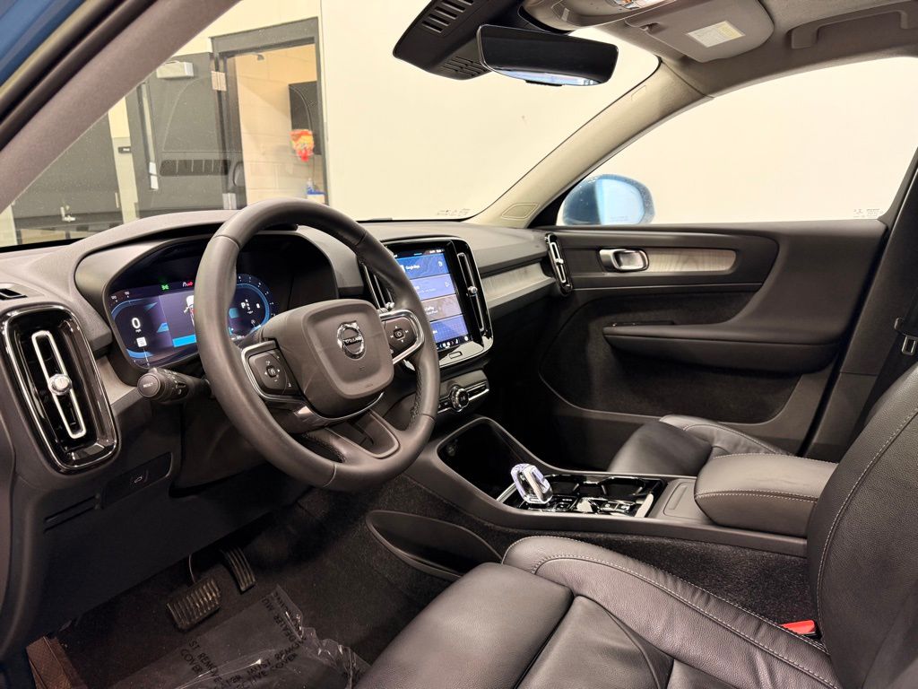 Thumbnail: 2023 Volvo XC40 - 11