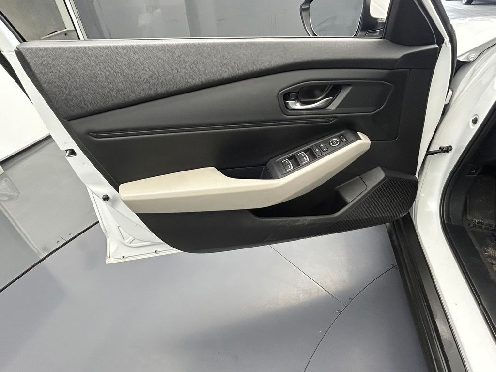 Used 2023 White Honda EX image 16