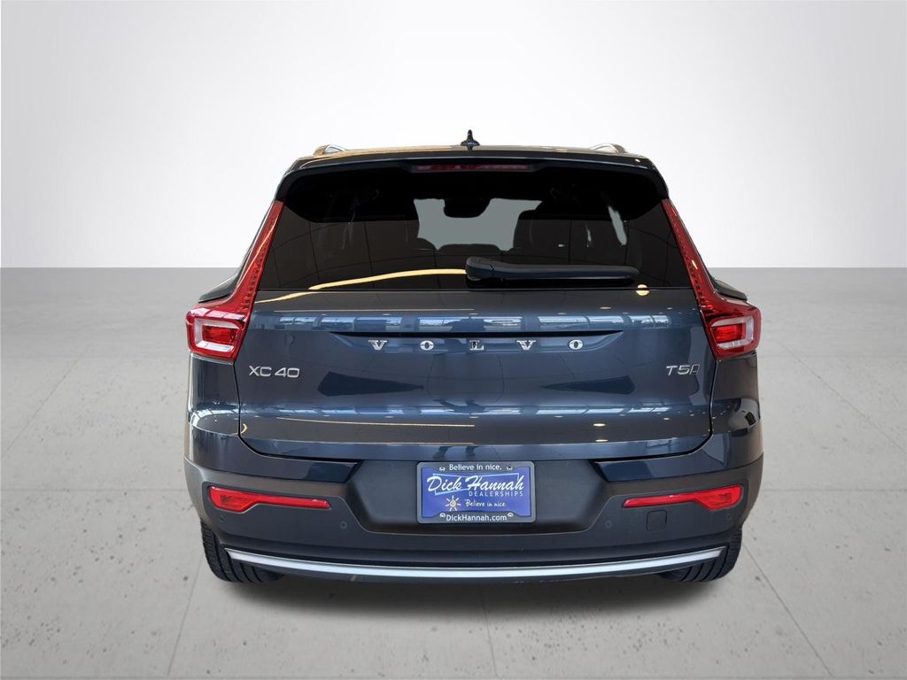 2022 Volvo XC40 Momentum