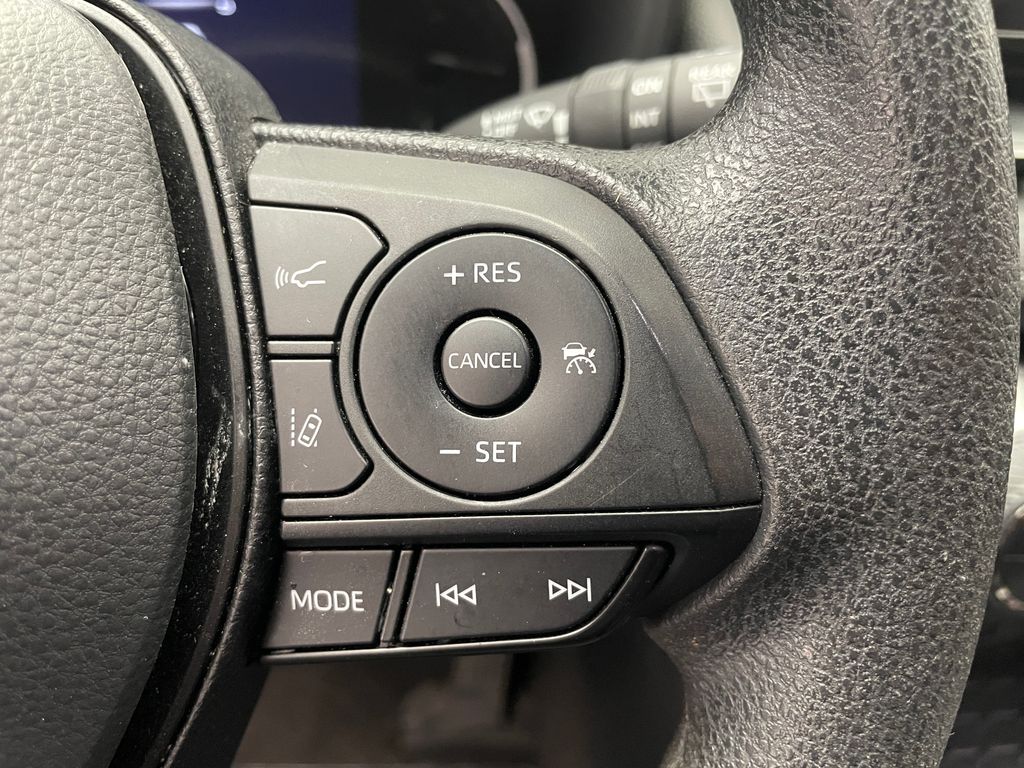 2023 Toyota RAV4 XLE 23