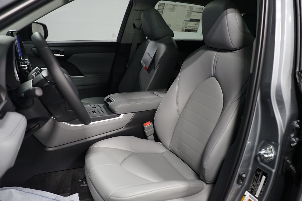 Thumbnail: 2026 Toyota Highlander - 27