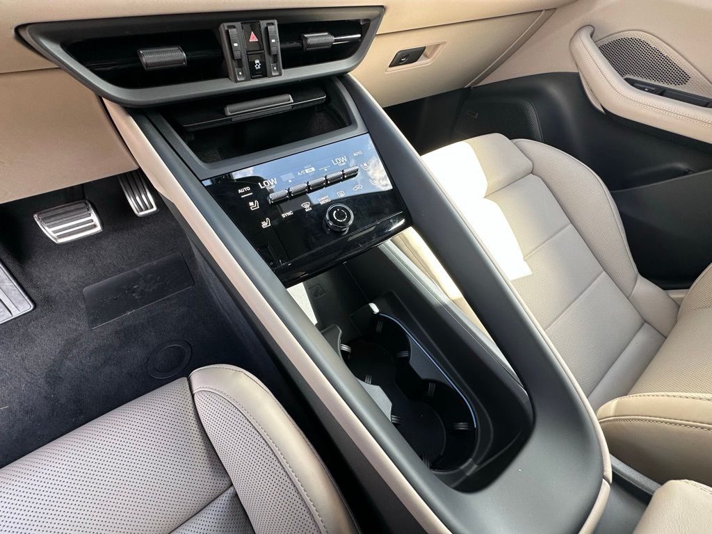 Thumbnail: 2025 Porsche Macan - 29