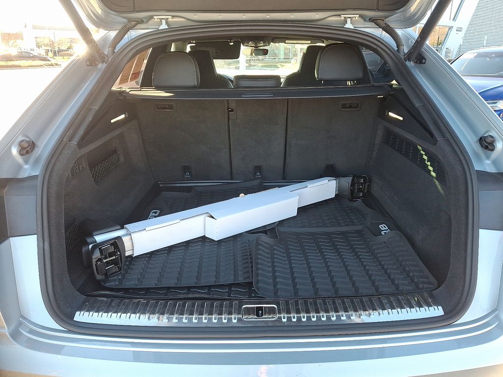 Thumbnail: 2023 Audi SQ8 - 30