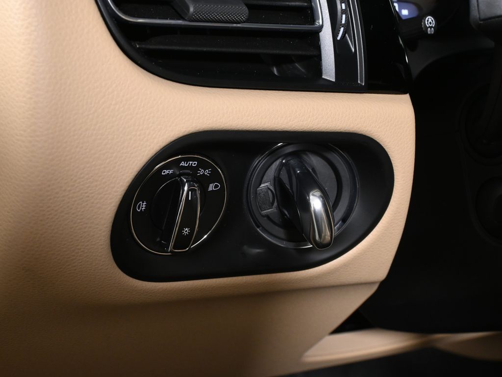 Thumbnail: 2025 Porsche Macan - 29