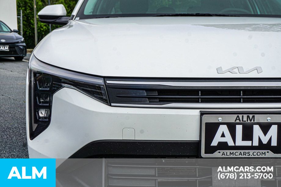 Used 2025 White Kia LXS image 11