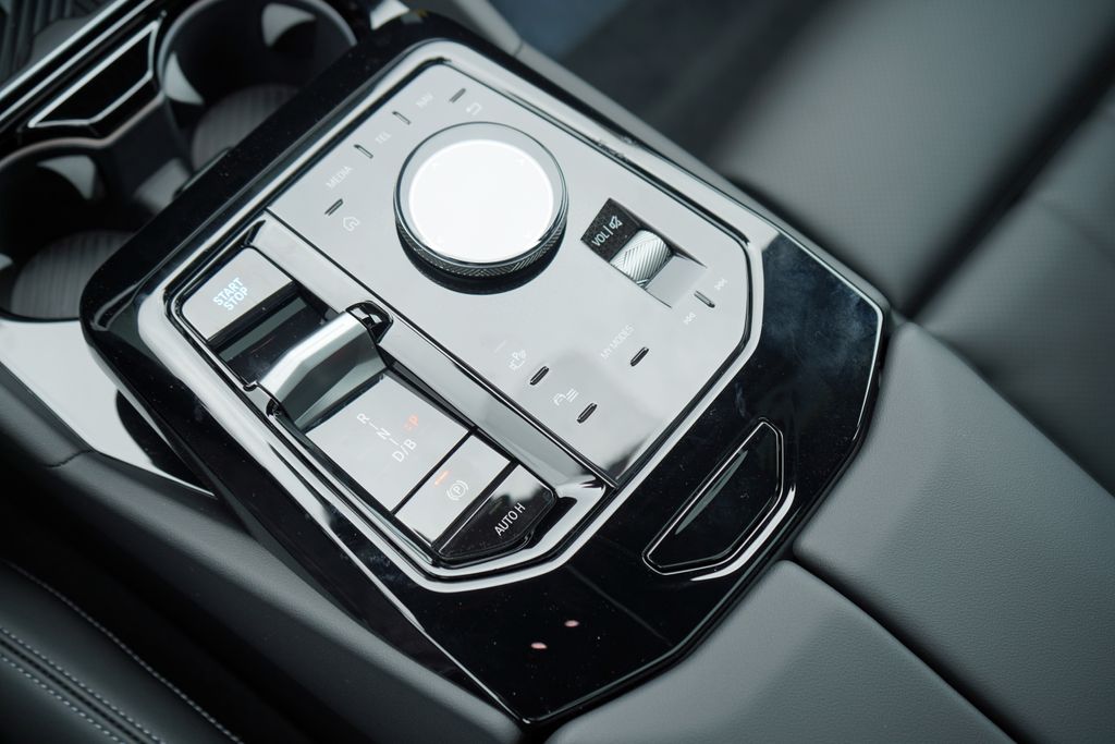 Thumbnail: 2026 BMW i5 - 19