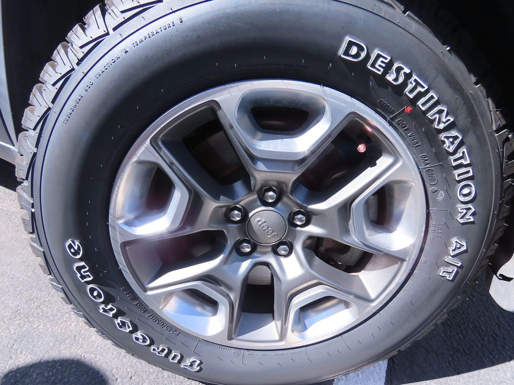 Thumbnail: 2019 Jeep Cherokee - 18