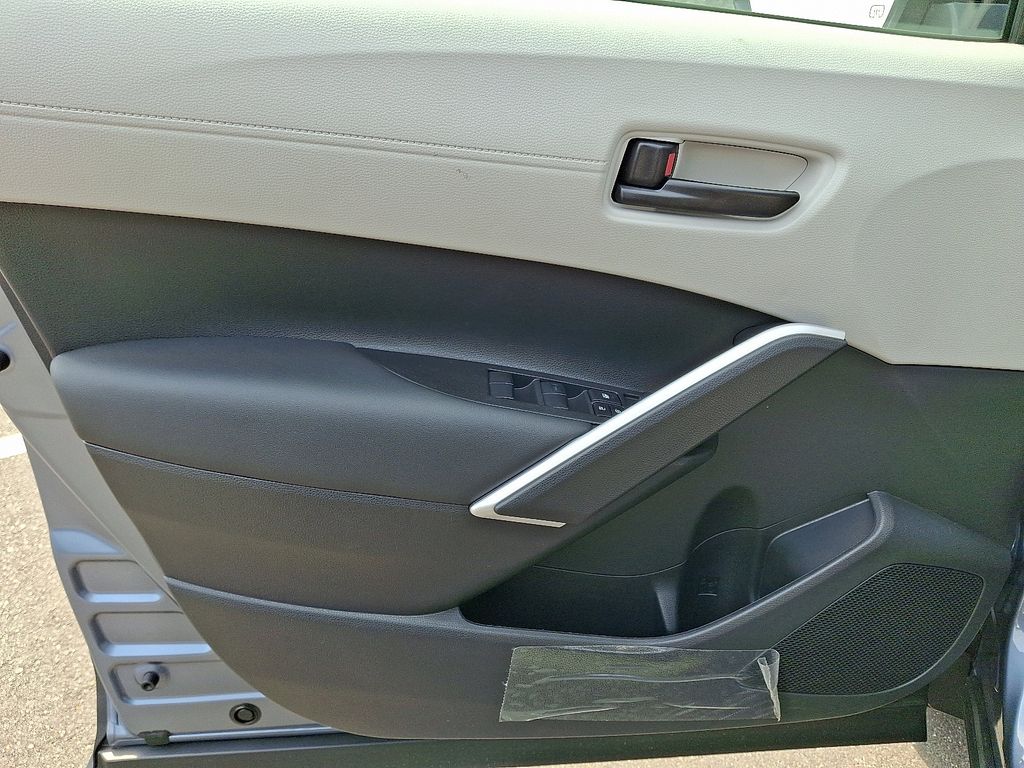 2025 Toyota Corolla Cross L 8