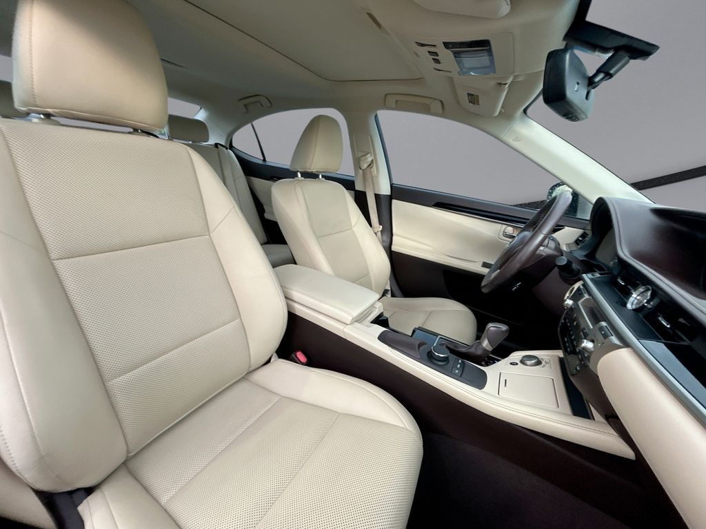 Thumbnail: 2016 Lexus ES - 11