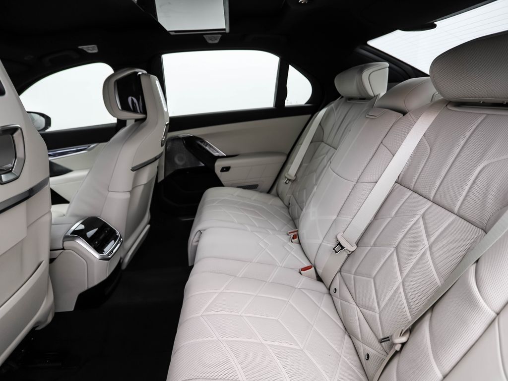 Thumbnail: 2026 BMW 7 Series - 23