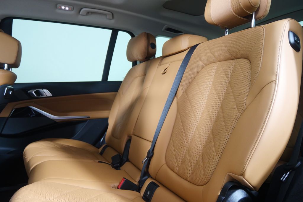 Thumbnail: 2026 BMW X7 - 16
