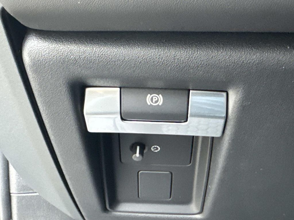 New 2026 Black Land Rover X-Dynamic SE image 30