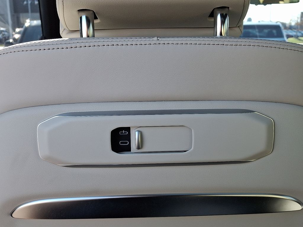 Thumbnail: 2023 BMW X7 - 13