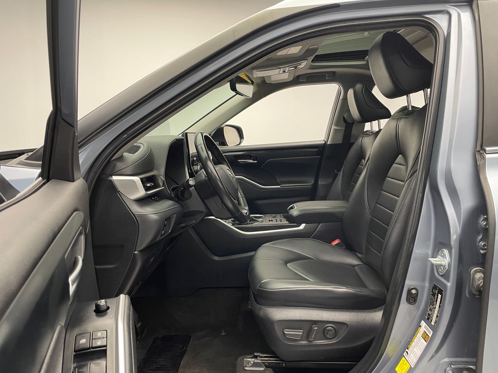 2023 Toyota Highlander XLE 12