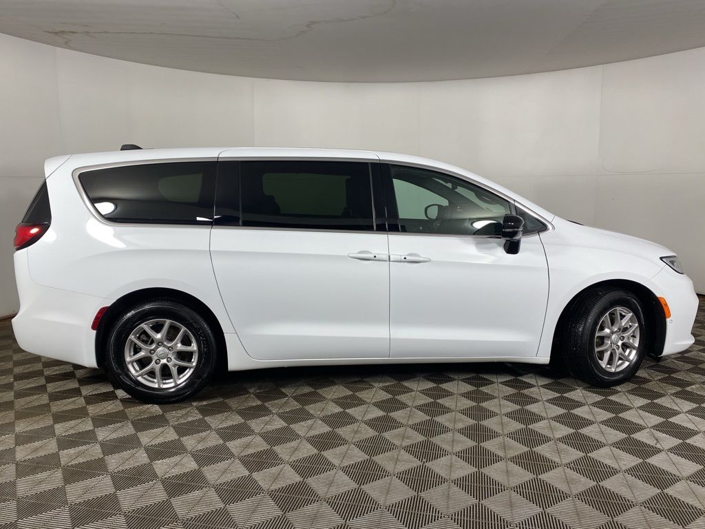 Used 2026 White Chrysler Select image 22