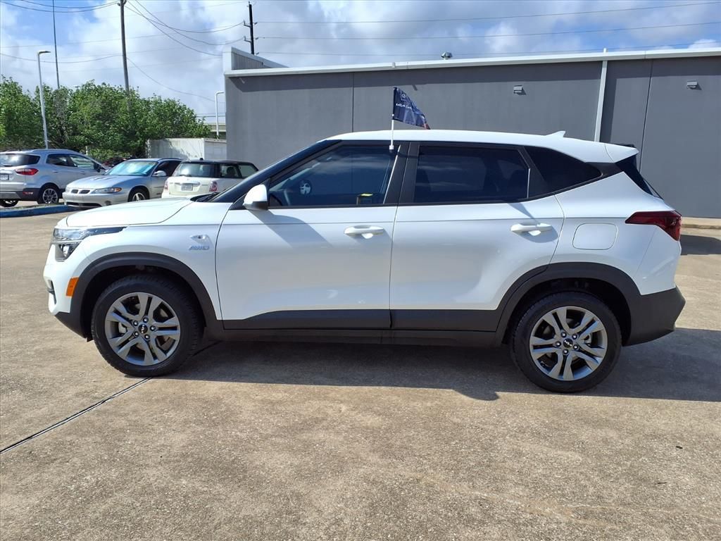 2022 Kia Seltos LX White at Shottenkirk Kia Fort Bend
