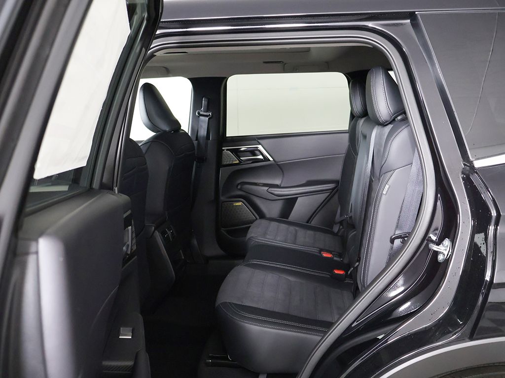 New 2026 Black Mitsubishi SE image 32