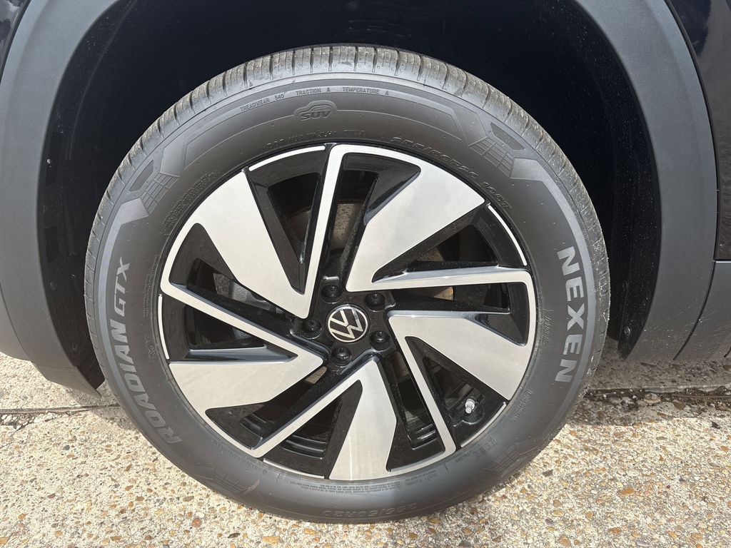 New 2025 Black Volkswagen 2.0T SEL image 9