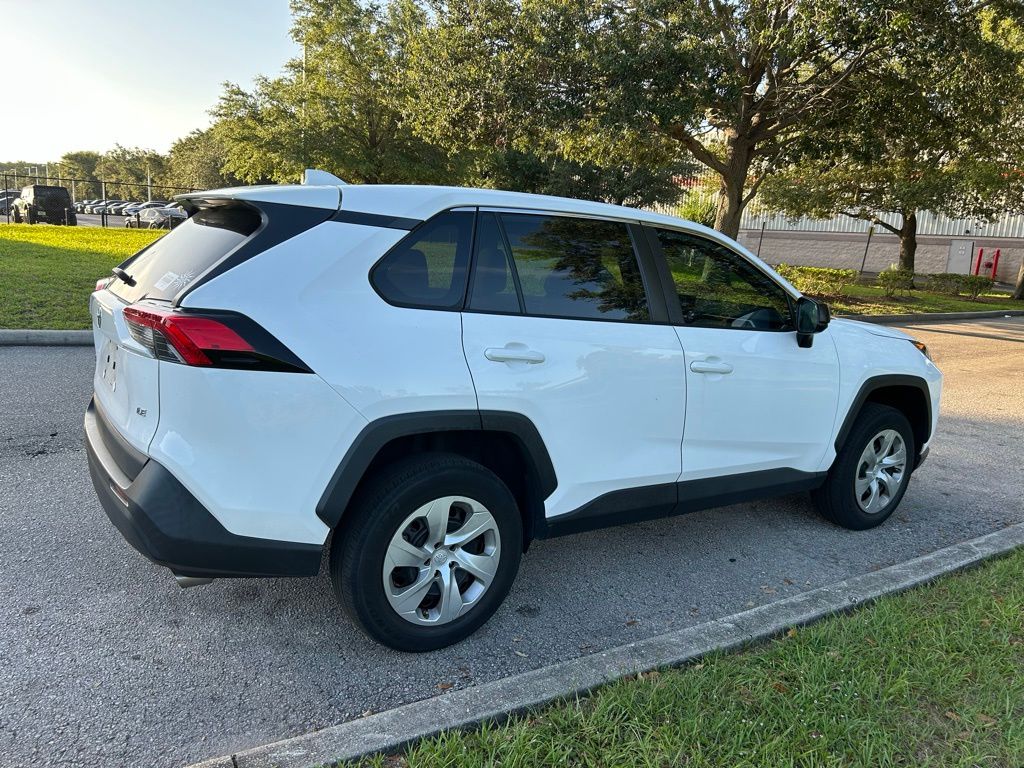 2022 Toyota RAV4 LE 5