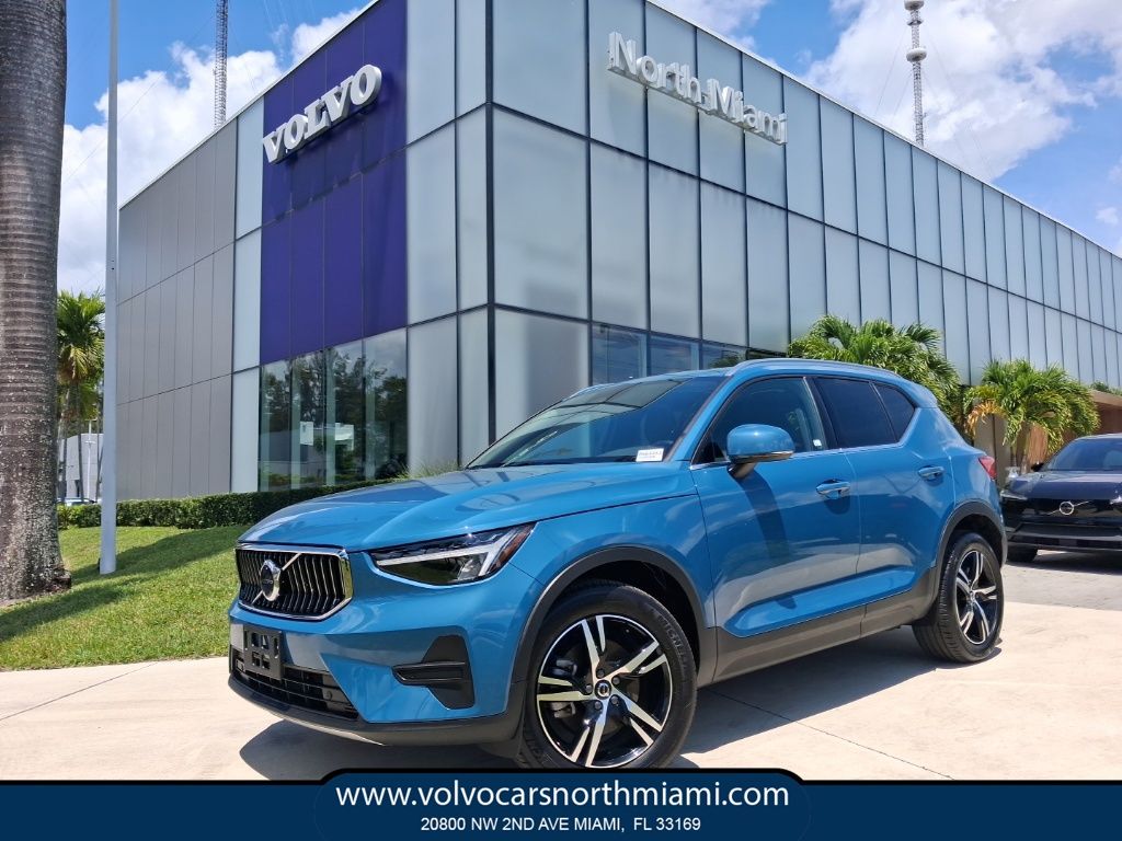 2025 Volvo XC40 B5 Core