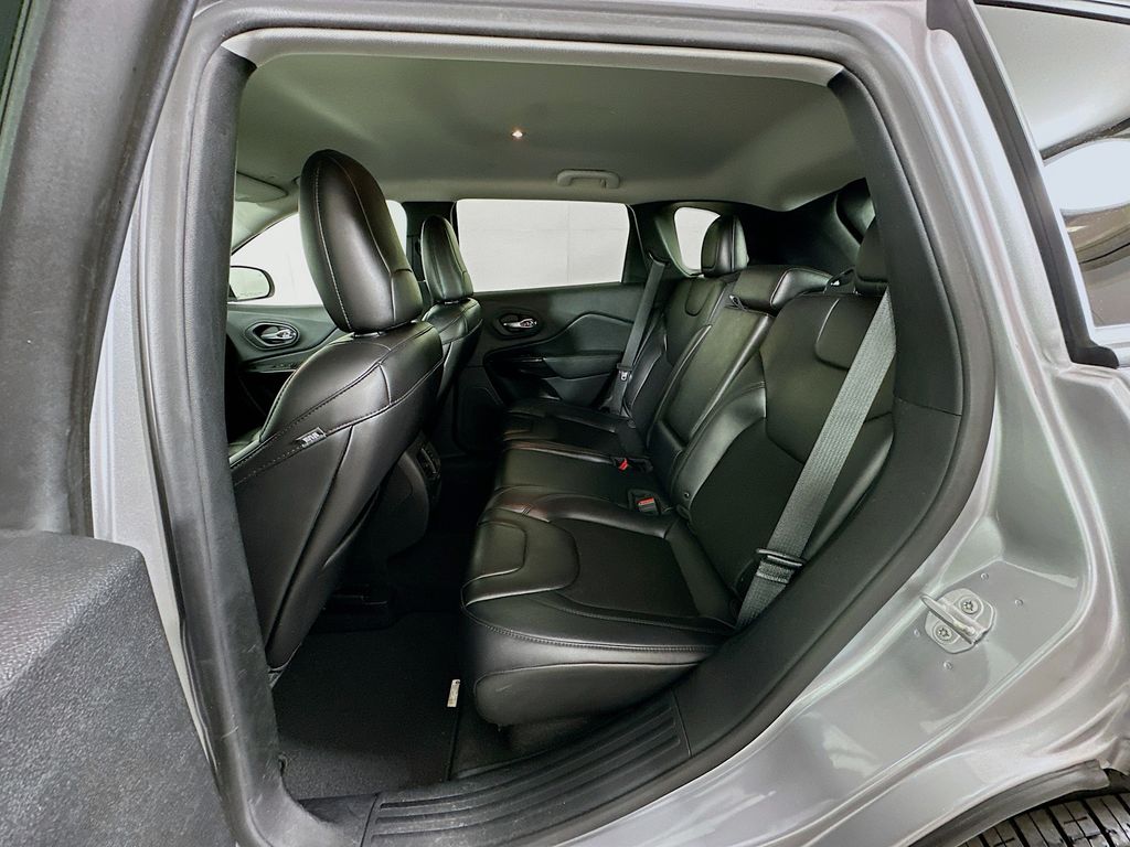 Thumbnail: 2019 Jeep Cherokee - 23