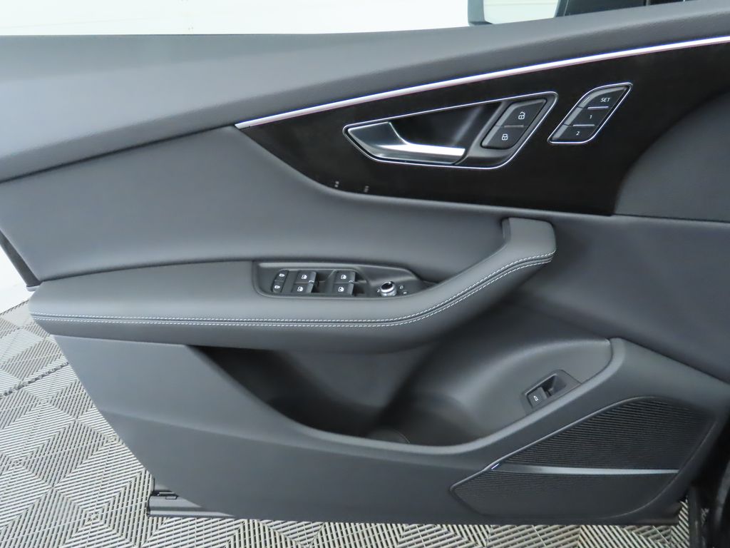 Thumbnail: 2025 Audi Q7 - 26