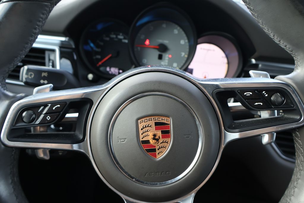 Thumbnail: 2018 Porsche Macan - 18