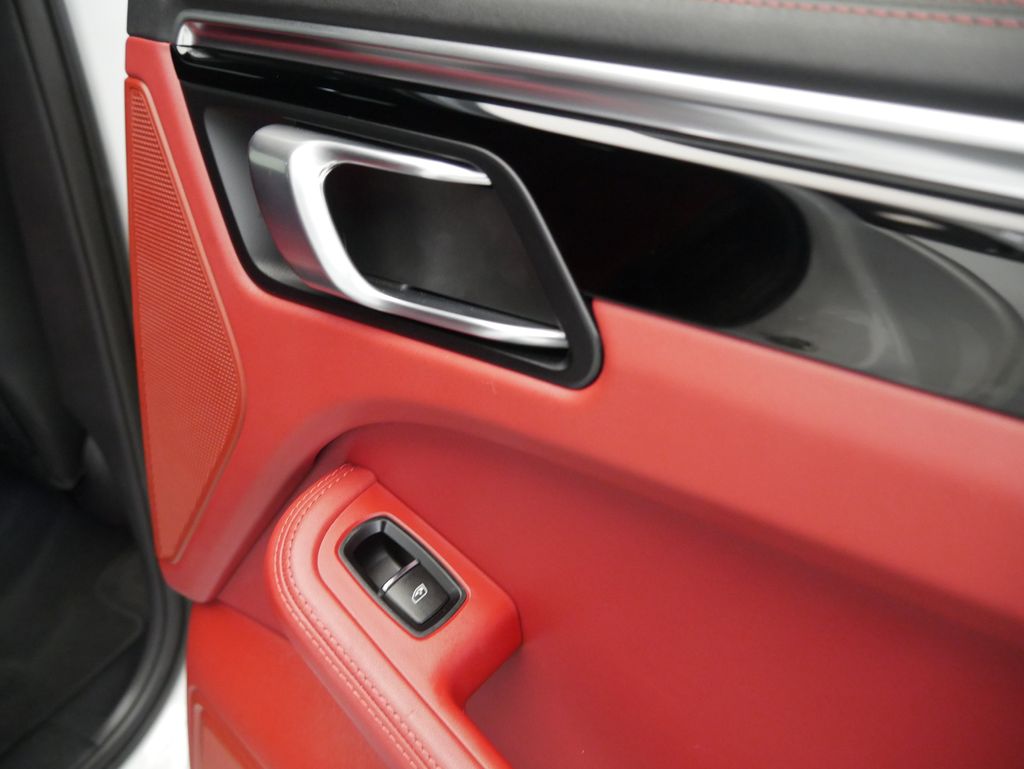 Thumbnail: 2023 Porsche Macan - 31