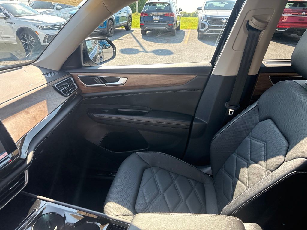 2024 Volkswagen Atlas 2.0T SE w/Technology Black at South Hills CDJR
