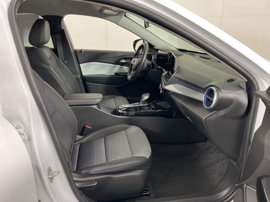 Thumbnail: 2025 Chevrolet Trax - 8