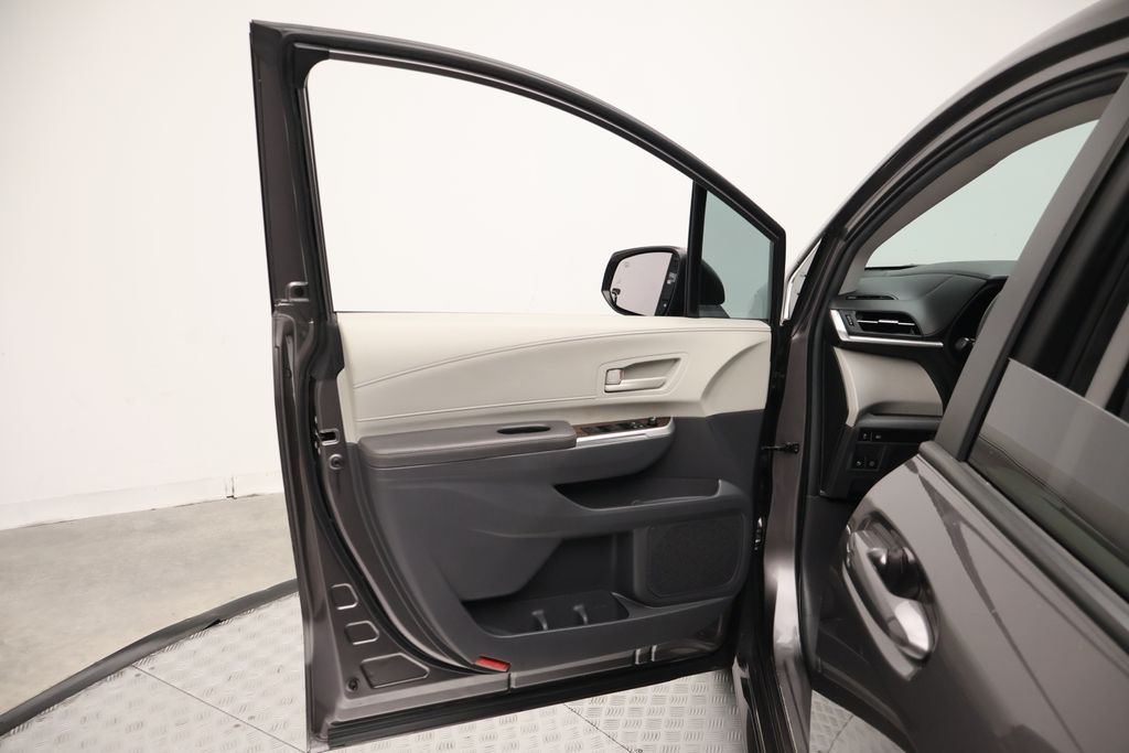 Thumbnail: 2023 Toyota Sienna - 16