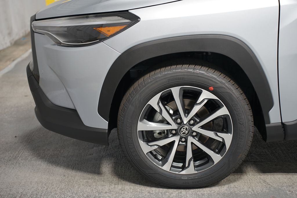 2025 Toyota Corolla Cross XLE 5