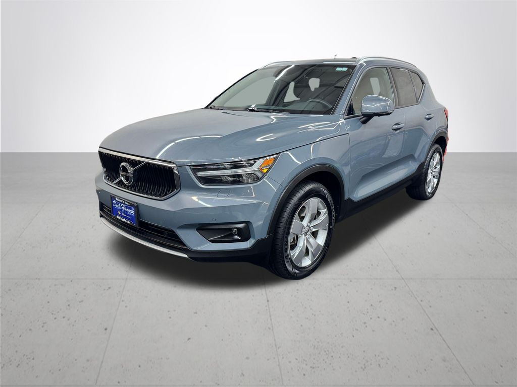 2022 Volvo XC40 Momentum