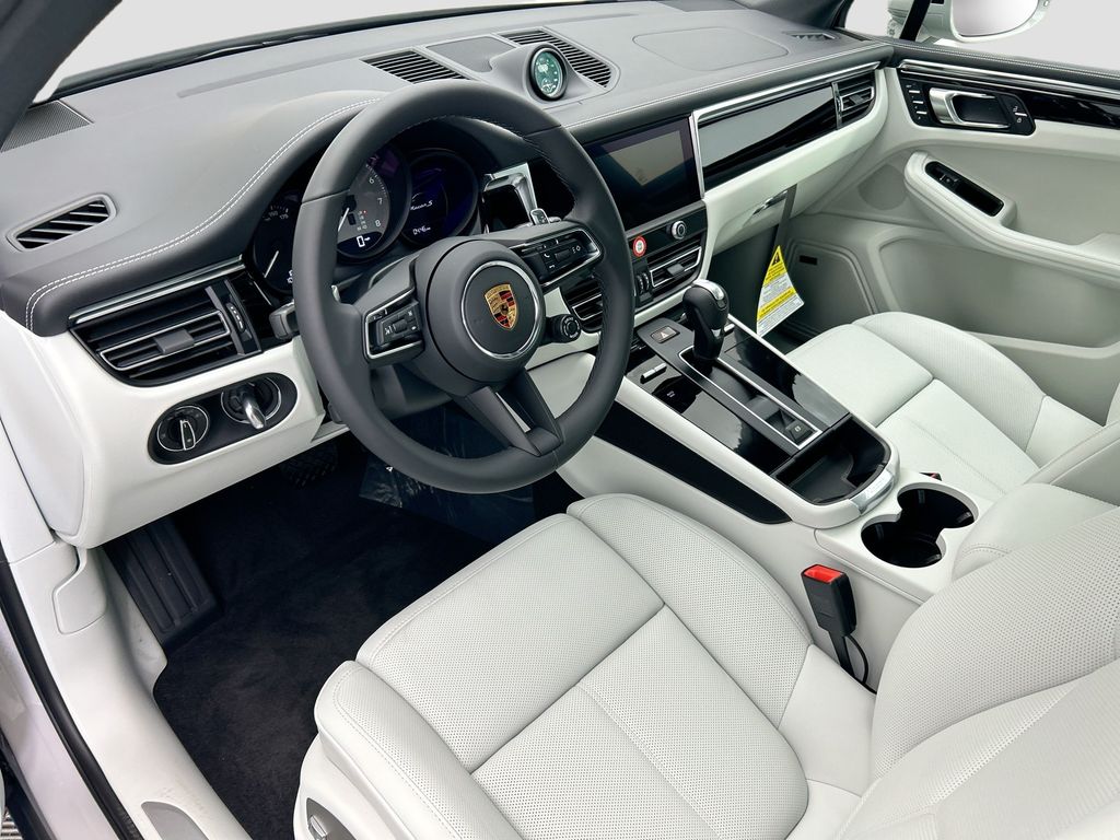 Thumbnail: 2026 Porsche Macan - 4